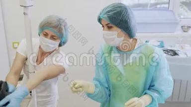 无菌衣的护士在手术前准备医疗器械..